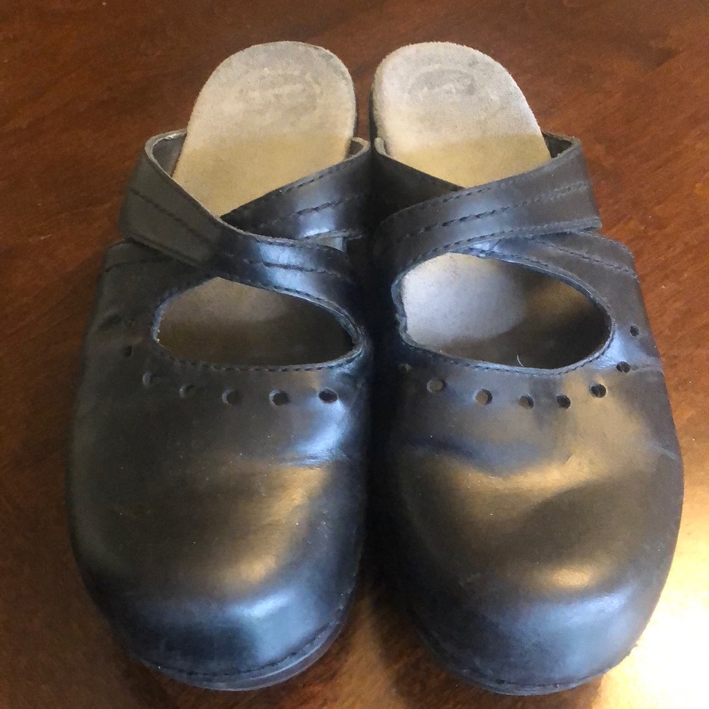 Size 39 Dansko clogs mules black shoes